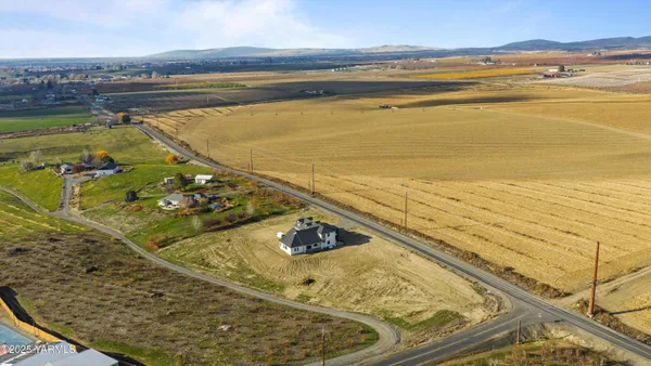 $1,450,000 | 3858 Zillah Drive East, Zillah, WA 98953