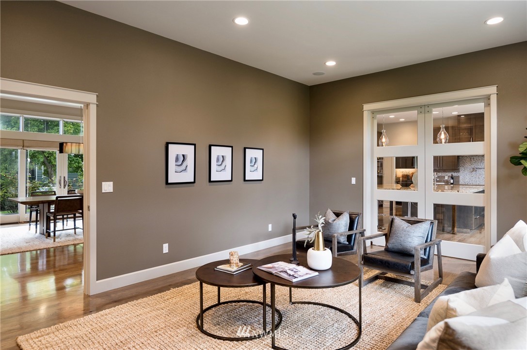 212 5th Avenue West Kirkland, WA 98033 - Photo 21 of 36 a living room with furniture