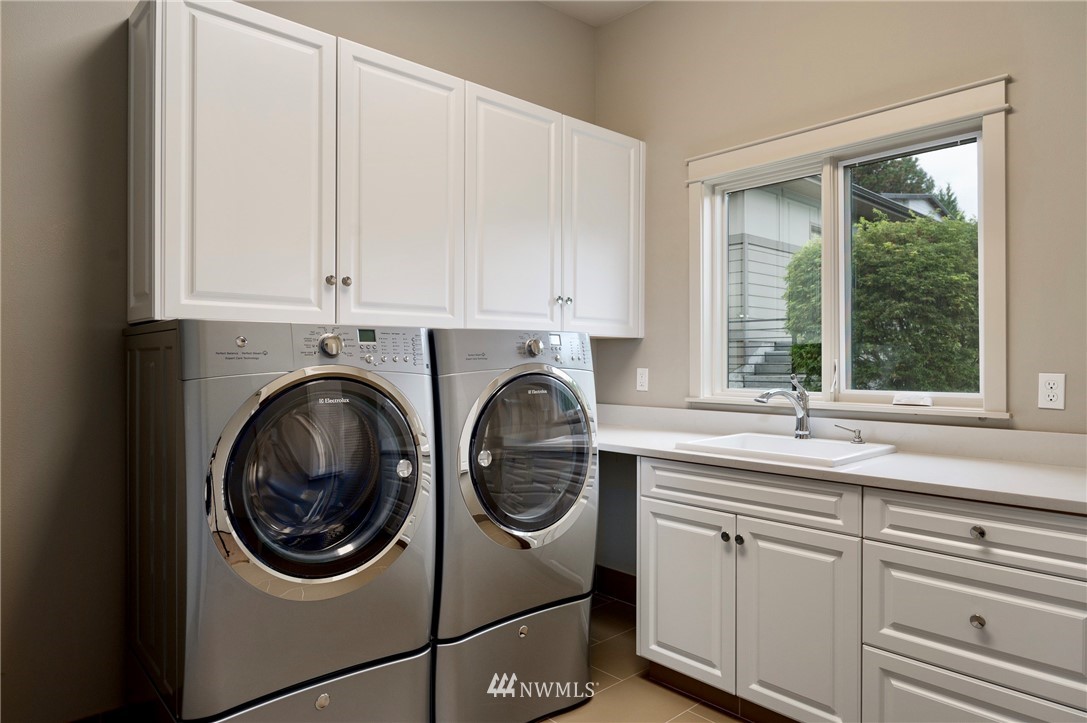 212 5th Avenue West Kirkland, WA 98033 - Photo 32 of 36 a utility room with sink dryer and washer