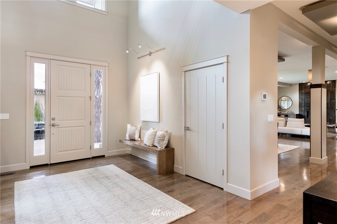 212 5th Avenue West Kirkland, WA 98033 - Photo 7 of 36 a view of a livingroom with tub and windows