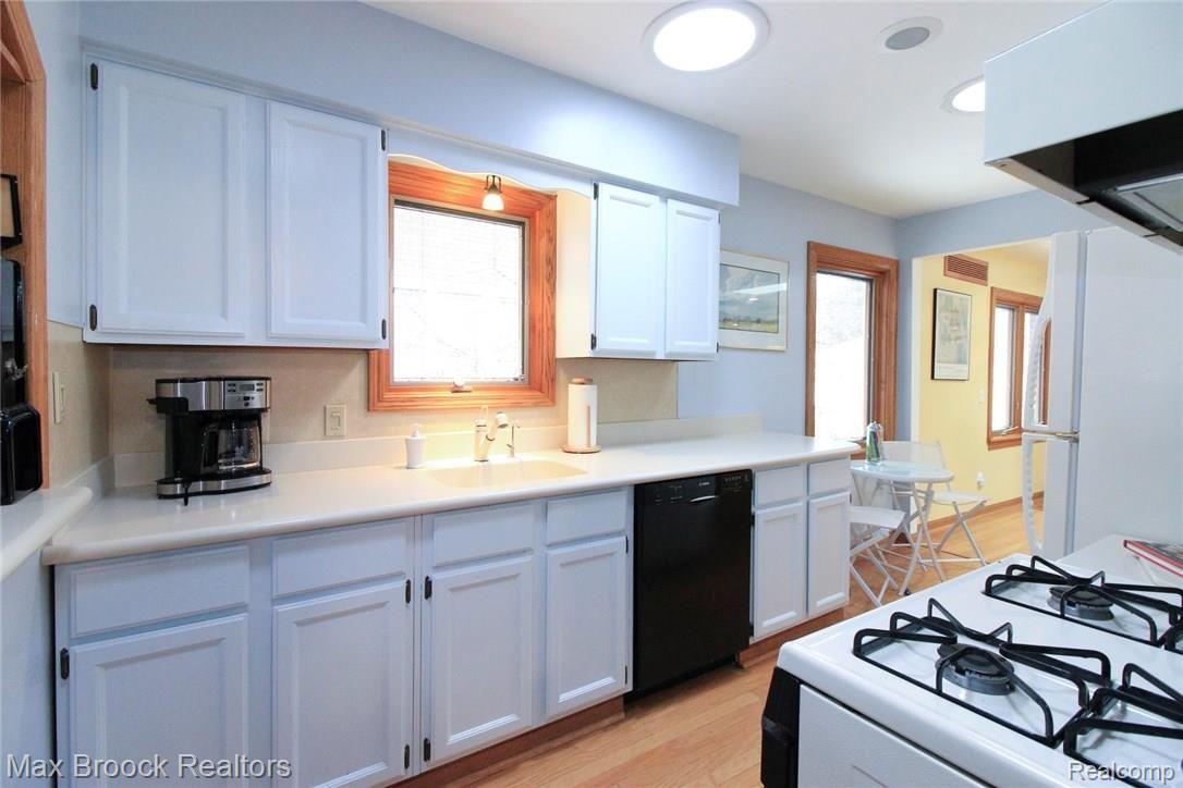 33 Amherst Road Pleasant Ridge, MI 48069 - Photo 8 of 22 Spacious and Bright Kitchen