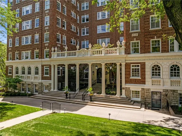 $415,000 | 4618 Warwick Boulevard, Unit 6C, Kansas City, MO 64112