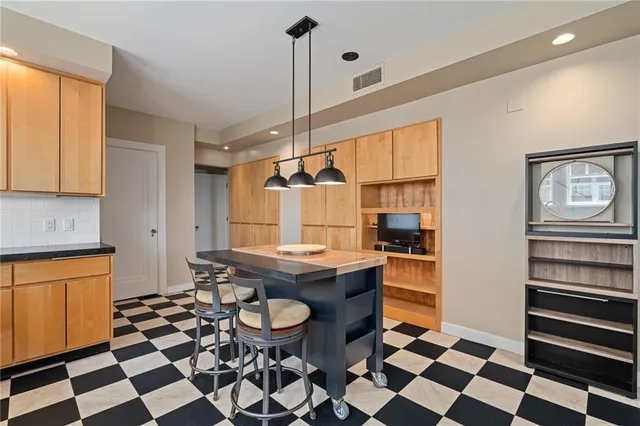 $415,000 | 4618 Warwick Boulevard, Unit 6C, Kansas City, MO 64112