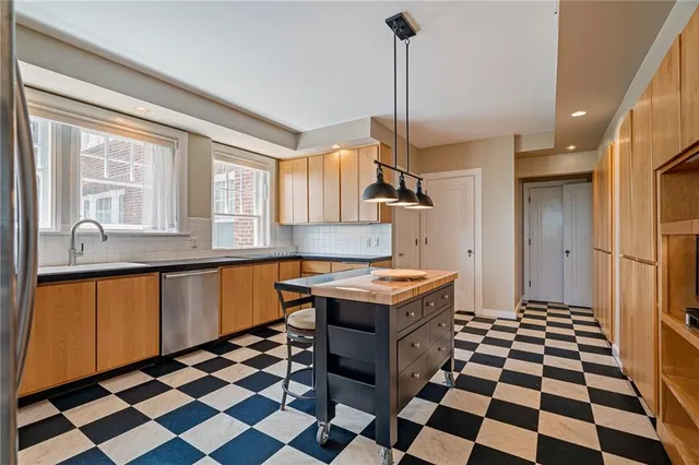 $415,000 | 4618 Warwick Boulevard, Unit 6C, Kansas City, MO 64112