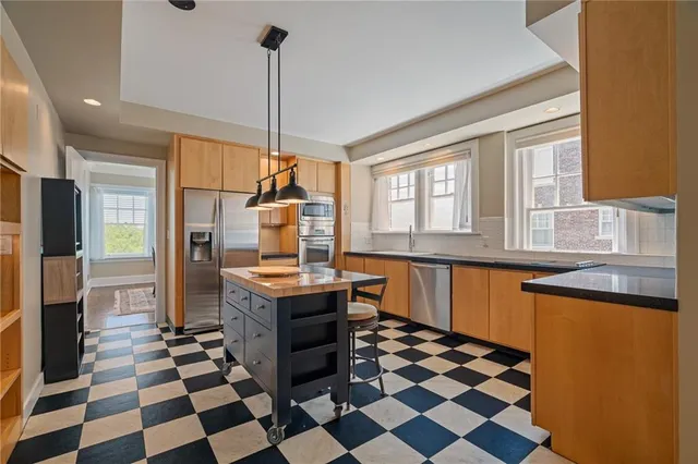 $415,000 | 4618 Warwick Boulevard, Unit 6C, Kansas City, MO 64112