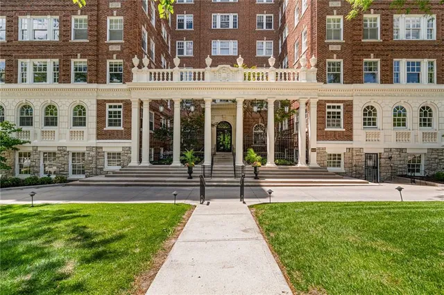 $415,000 | 4618 Warwick Boulevard, Unit 6C, Kansas City, MO 64112