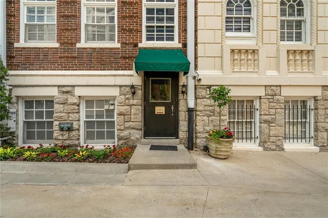 $415,000 | 4618 Warwick Boulevard, Unit 6C, Kansas City, MO 64112