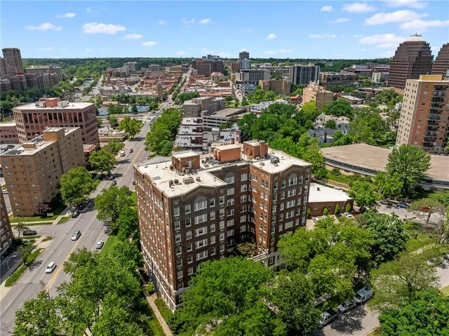 $415,000 | 4618 Warwick Boulevard, Unit 6C, Kansas City, MO 64112