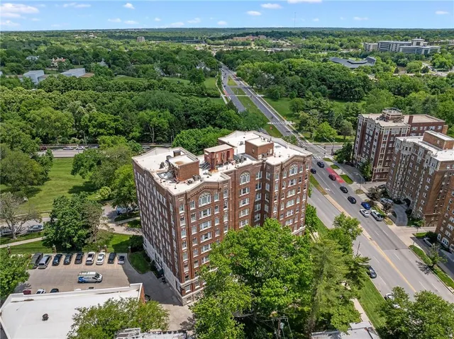 $415,000 | 4618 Warwick Boulevard, Unit 6C, Kansas City, MO 64112