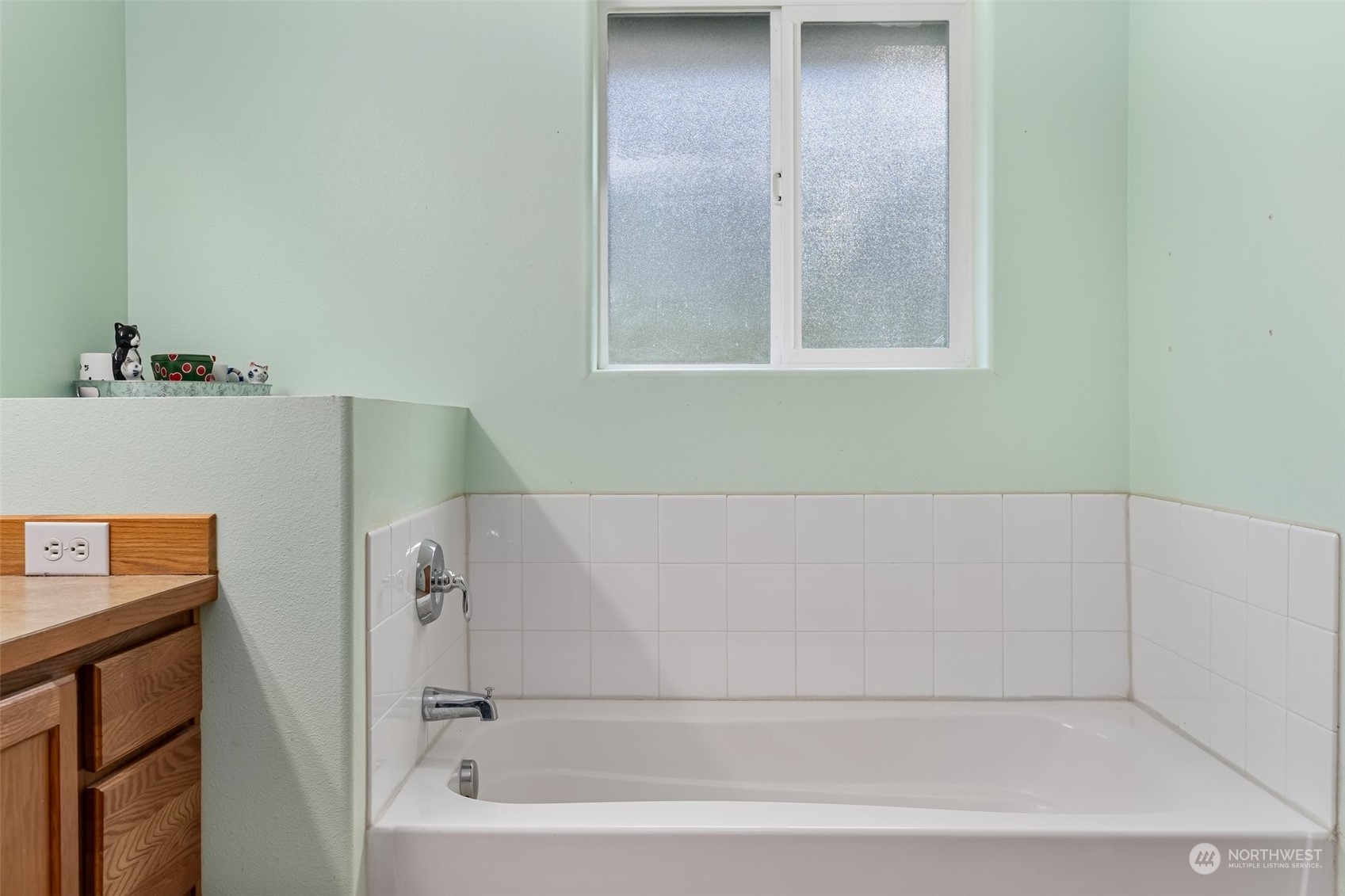 688 Evans Road Toledo, WA 98591 - Photo 20 of 40 a bathroom with a bathtub