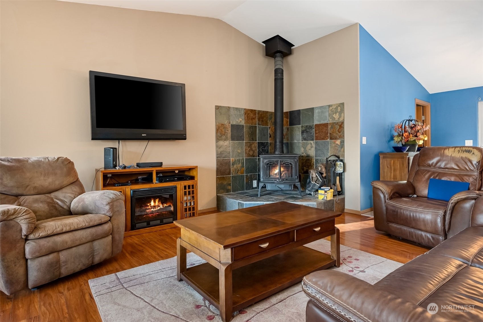 688 Evans Road Toledo, WA 98591 - Photo 8 of 40 a living room with furniture and a flat screen tv