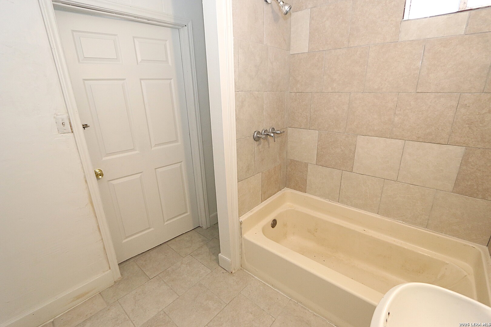 910 Culebra Road San Antonio, TX 78201 - Photo 12 of 33 a bathroom with a bathtub