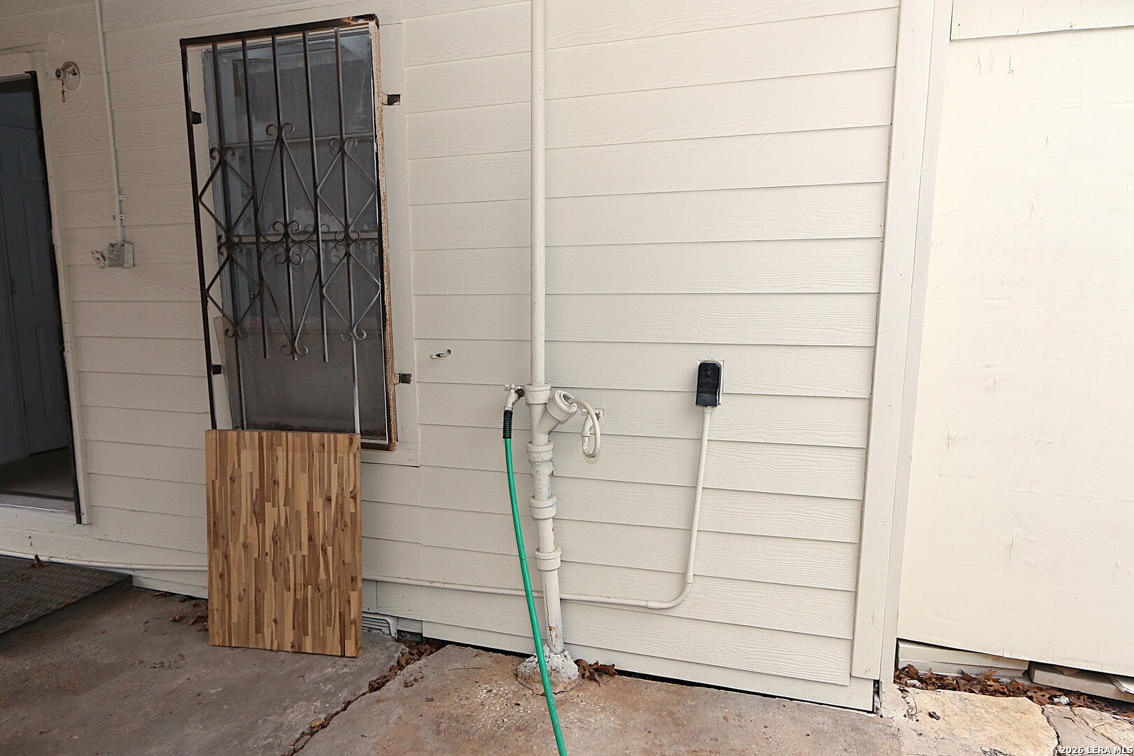910 Culebra Road San Antonio, TX 78201 - Photo 15 of 33 a bathroom with a shower