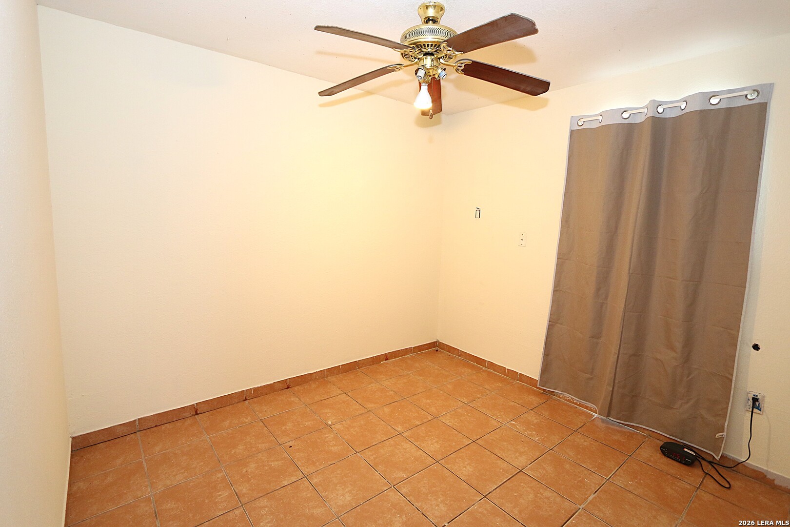 910 Culebra Road San Antonio, TX 78201 - Photo 24 of 33 an empty room with fan