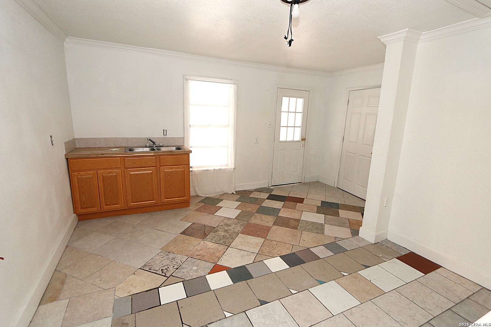 910 Culebra Road San Antonio, TX 78201 - Photo 6 of 33 a view of a livingroom with wooden cabinets