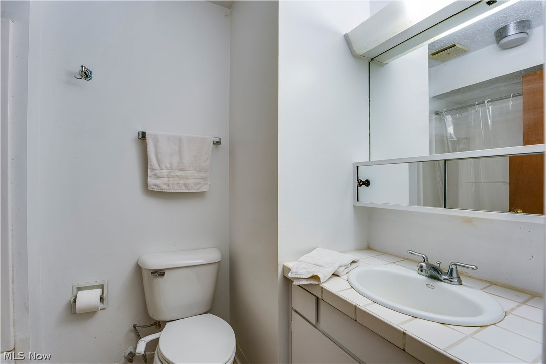 4990 Beach Road Medina, OH 44256 - Photo 12 of 34 Full bath on the first level.
