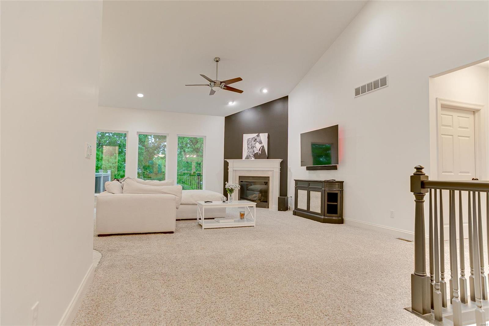 929 Summit Oaks Drive Eureka, MO 63025 - Photo 3 of 35