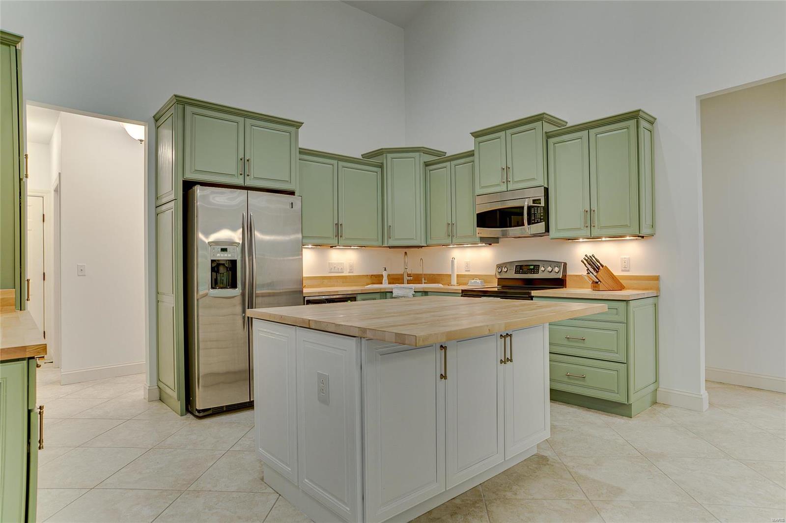 929 Summit Oaks Drive Eureka, MO 63025 - Photo 8 of 35