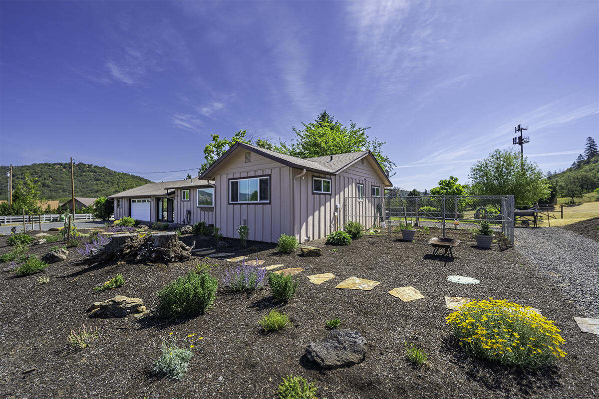5388 Kane Creek Road Central Point, OR 97502 - Photo 2 of 48 DSC02018-HDR-Edit