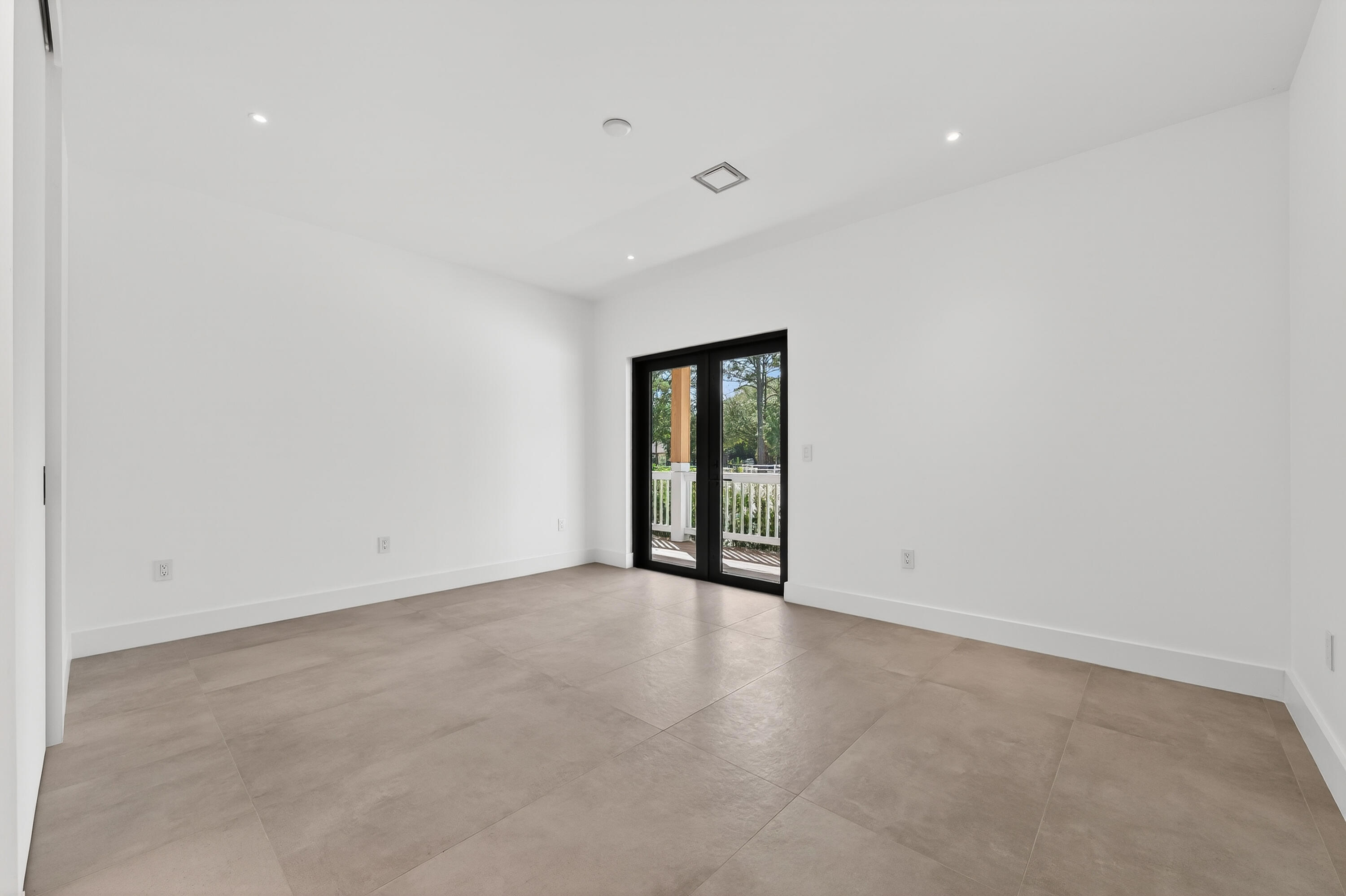 13613 157th Court North Jupiter, FL 33478 - Photo 26 of 54 an empty room with window