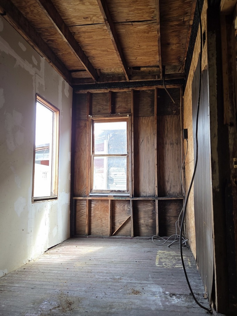 8847 South Burley Avenue Chicago, IL 60617 - Photo 14 of 29 an empty room with windows