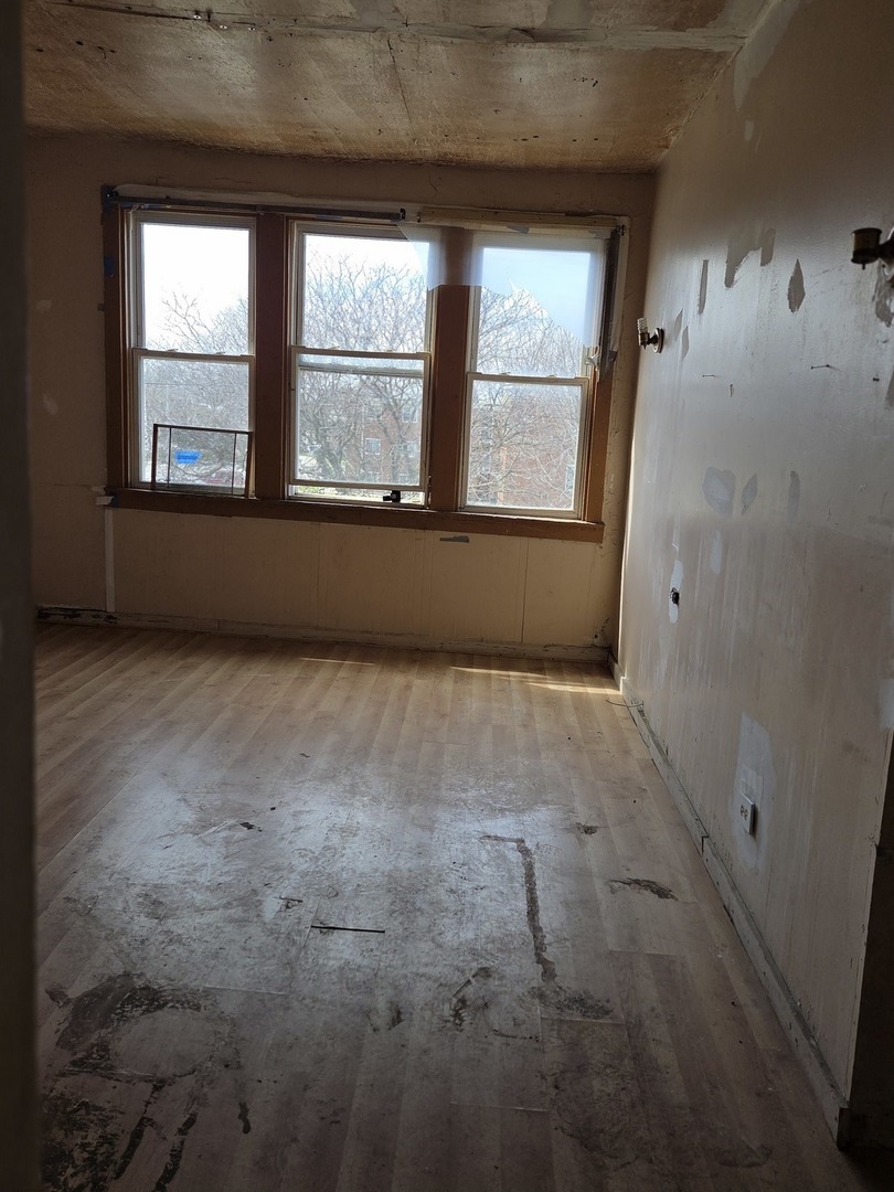 8847 South Burley Avenue Chicago, IL 60617 - Photo 23 of 29 an empty room with windows