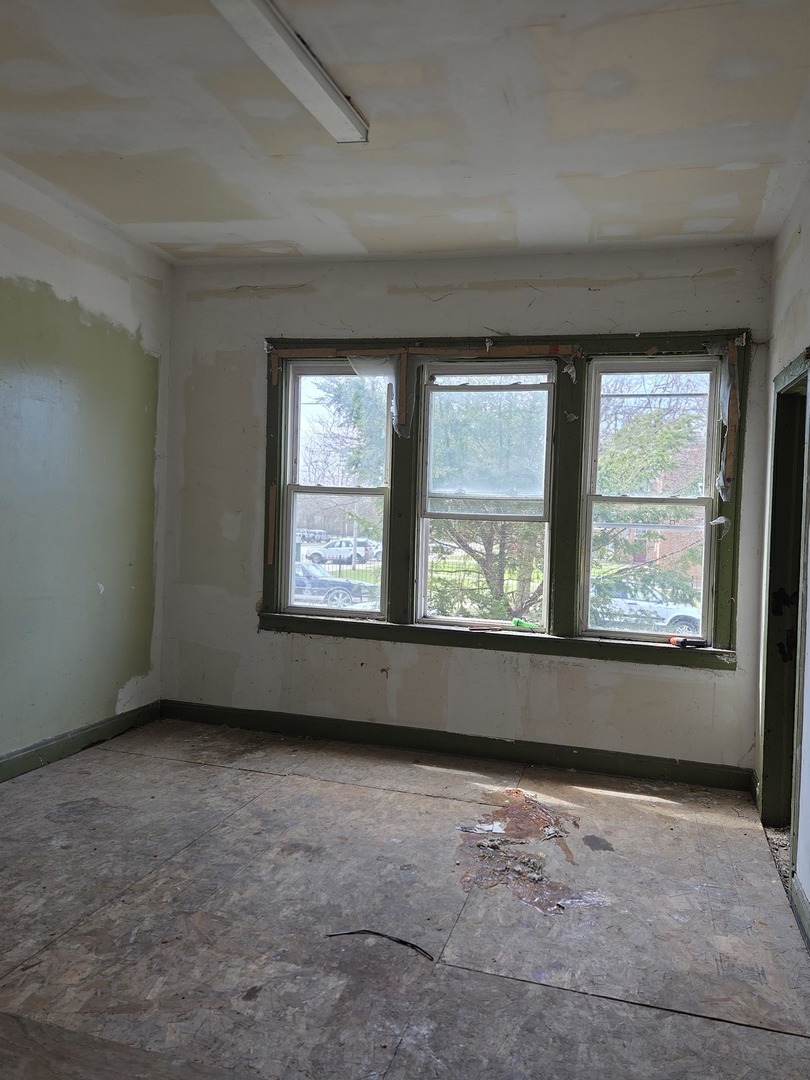 8847 South Burley Avenue Chicago, IL 60617 - Photo 5 of 29 an empty room with a window