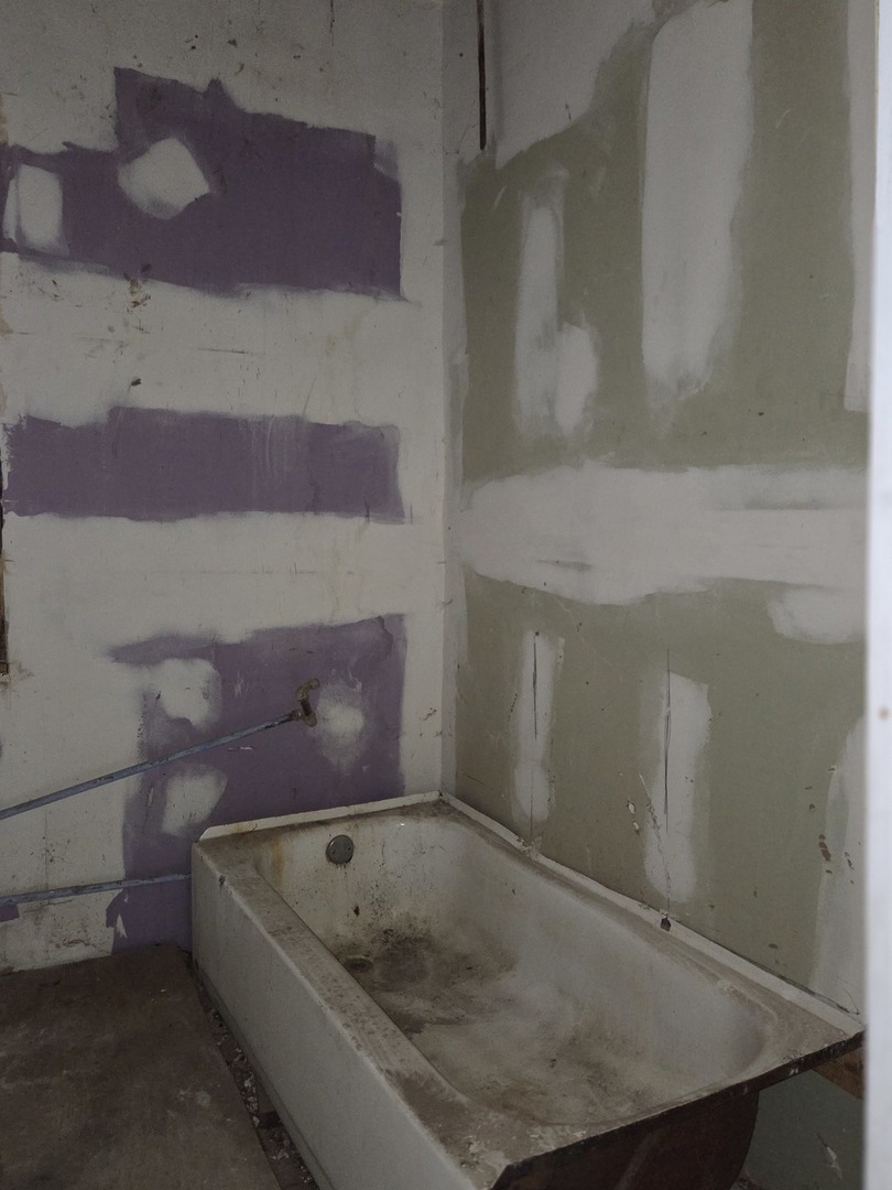 8847 South Burley Avenue Chicago, IL 60617 - Photo 6 of 29 a bathroom with a tub and shower