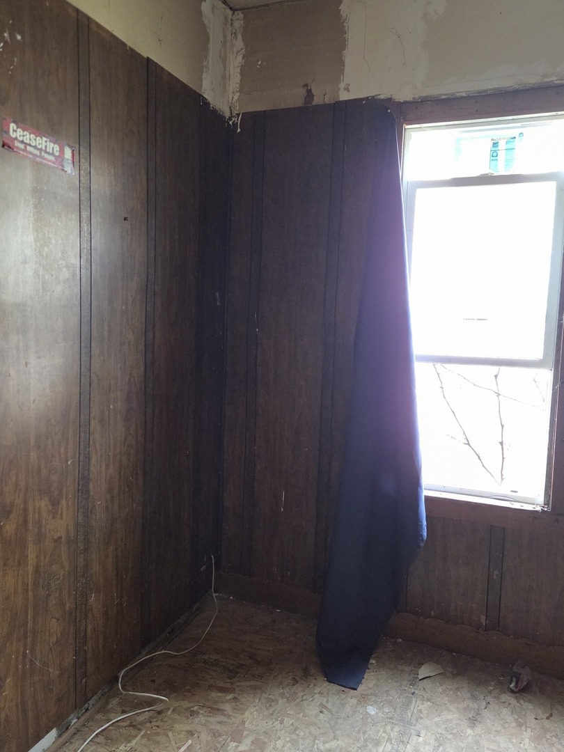 8847 South Burley Avenue Chicago, IL 60617 - Photo 9 of 29 a room that has a window in it