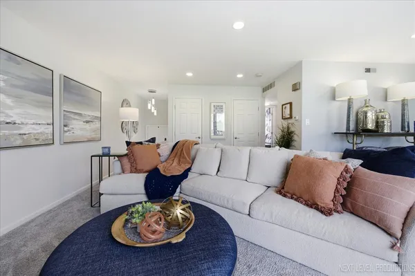 $284,000 | 746 Oak Hill Road, Unit A, Lake Barrington, IL 60010