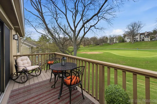 $284,000 | 746 Oak Hill Road, Unit A, Lake Barrington, IL 60010