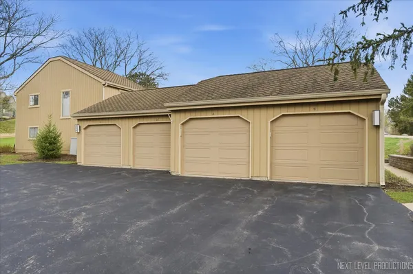 $284,000 | 746 Oak Hill Road, Unit A, Lake Barrington, IL 60010