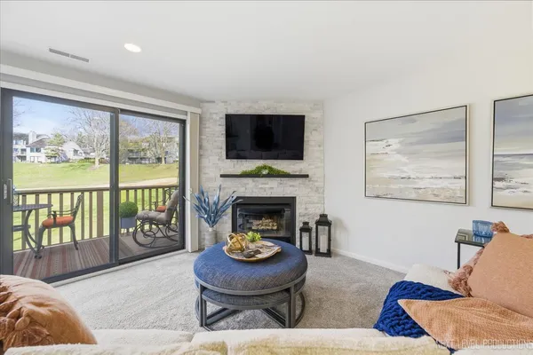 $284,000 | 746 Oak Hill Road, Unit A, Lake Barrington, IL 60010