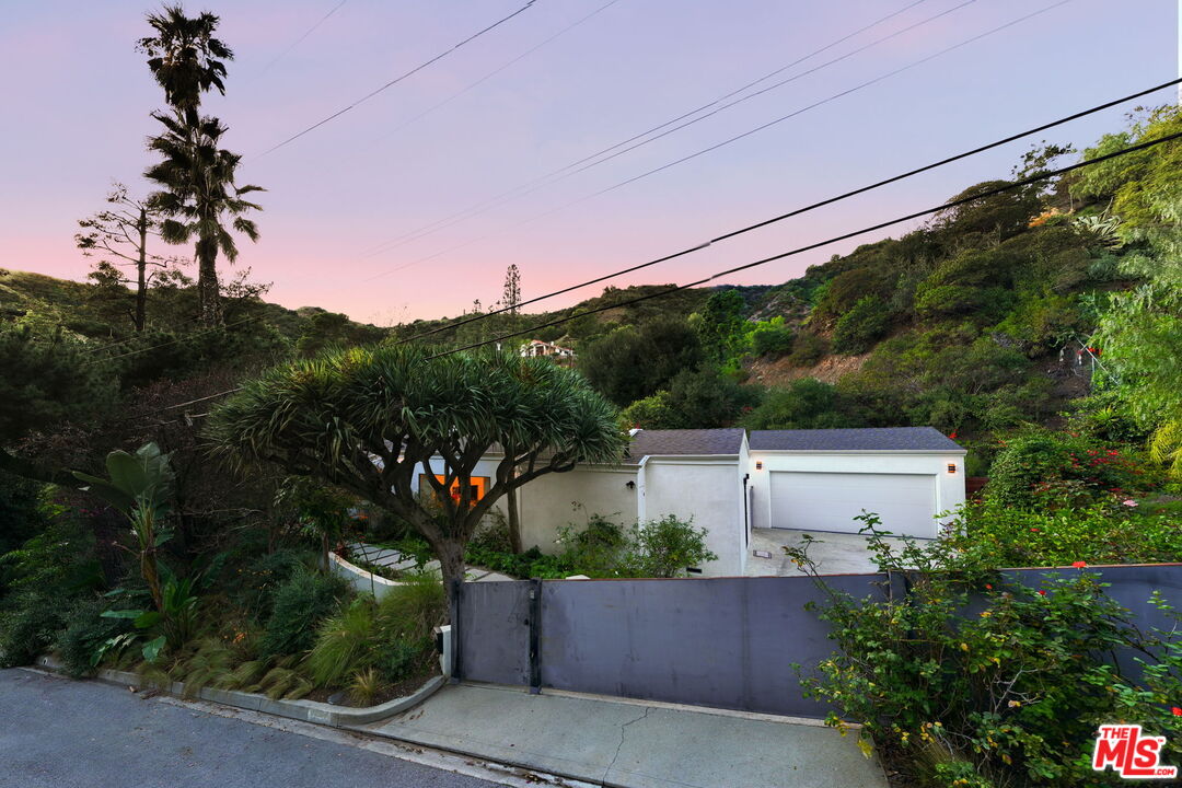 13019 Sky Valley Road Los Angeles, CA 90049 - Photo 48 of 49