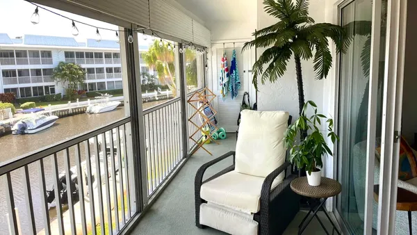 $1,800 | 1856 Southwest Palm City Road, Unit 203, Stuart, FL 34994