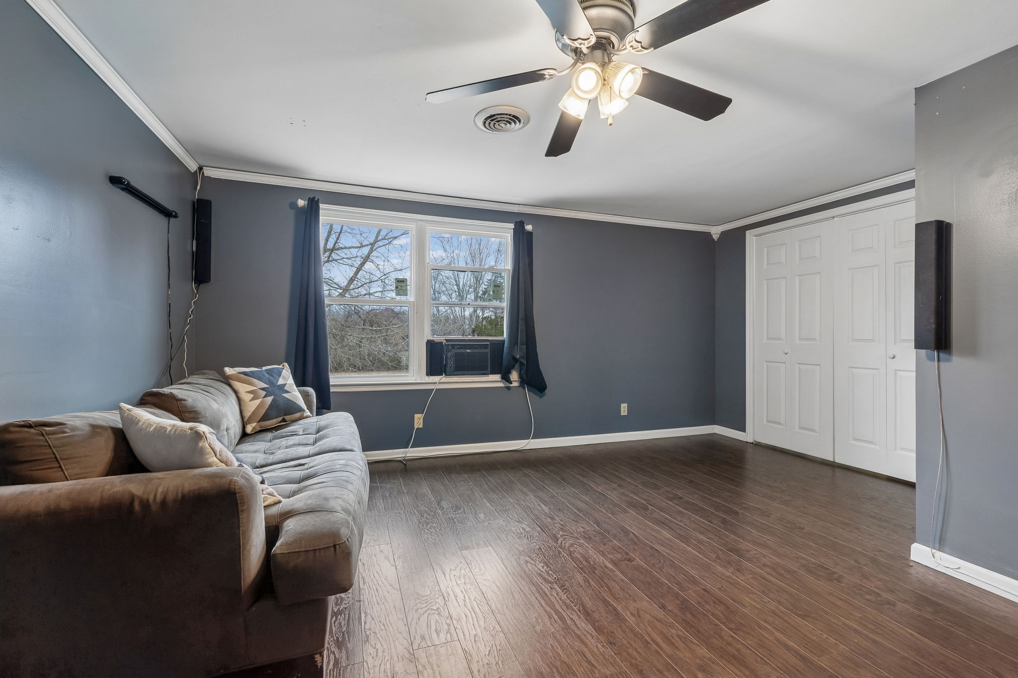 3669 Bluff Springs Road McMinnville, TN 37110 - Photo 32 of 51 a living room with furniture and a window