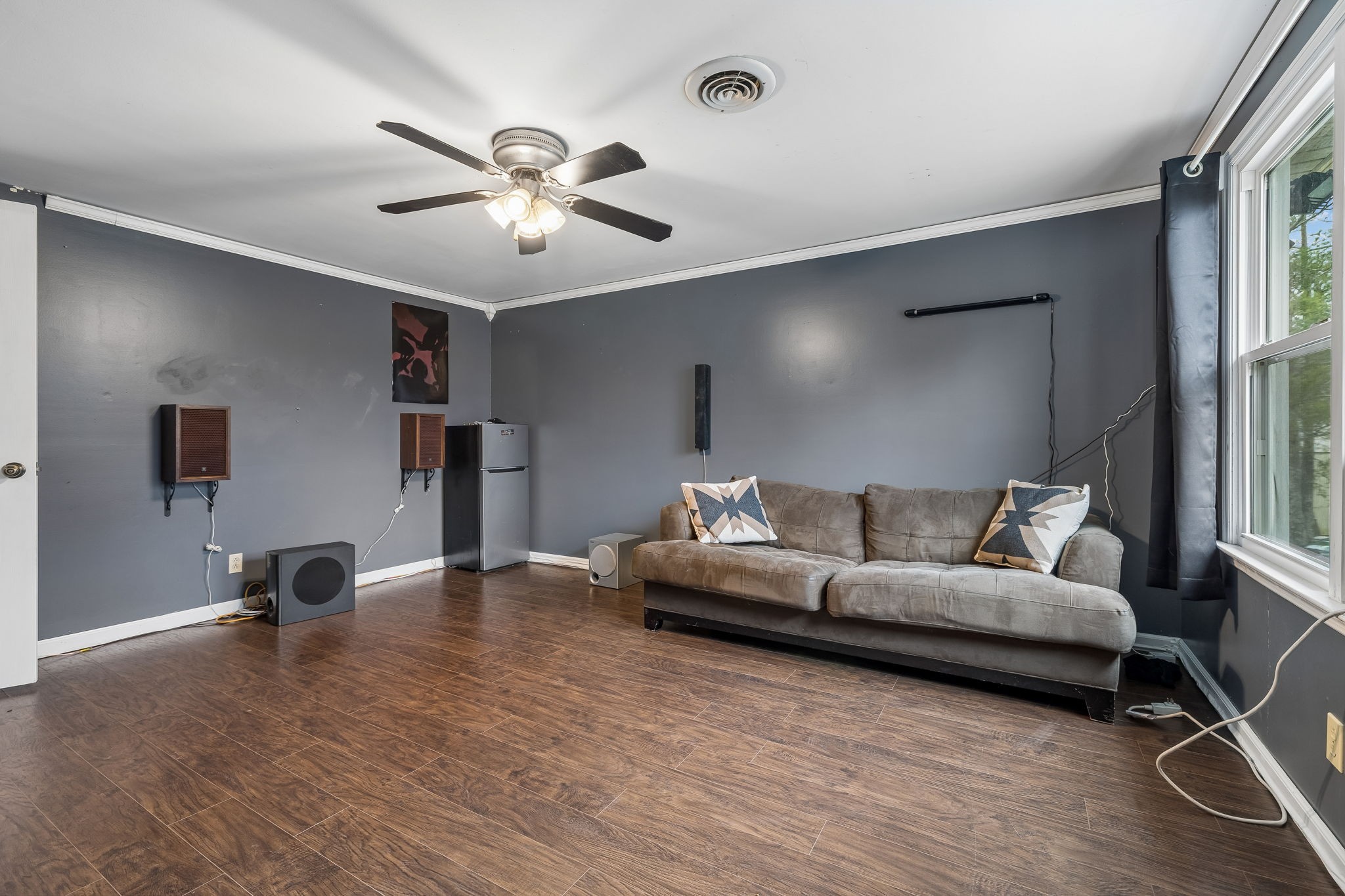 3669 Bluff Springs Road McMinnville, TN 37110 - Photo 33 of 51 a living room with furniture and a large window