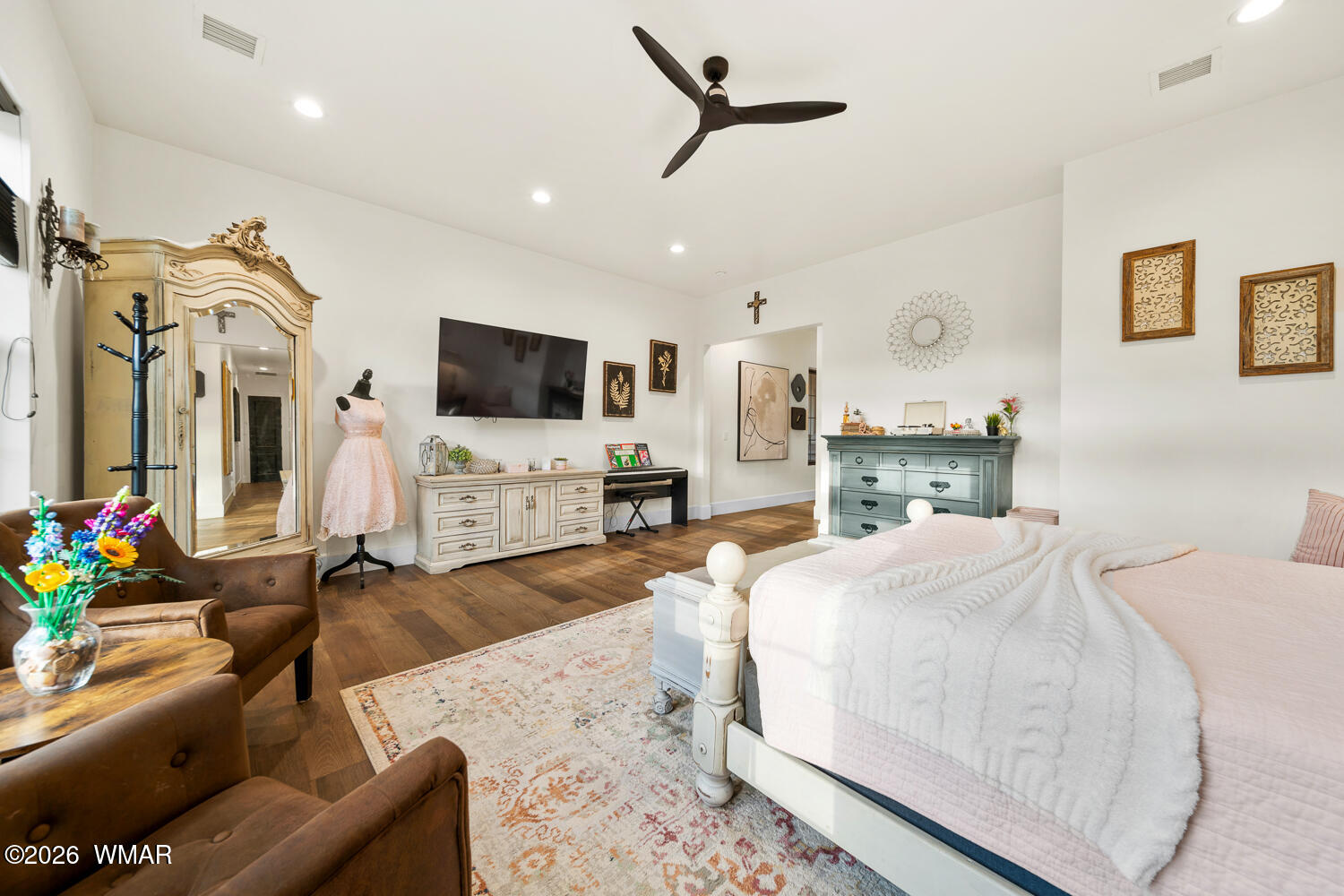 512 Fieldy Road Show Low, AZ 85901 - Photo 64 of 128 a spacious bedroom with a bed window and a flat screen tv