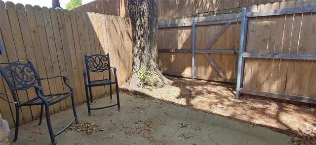 $250,000 | 20 Abbey Road, Euless, TX 76039