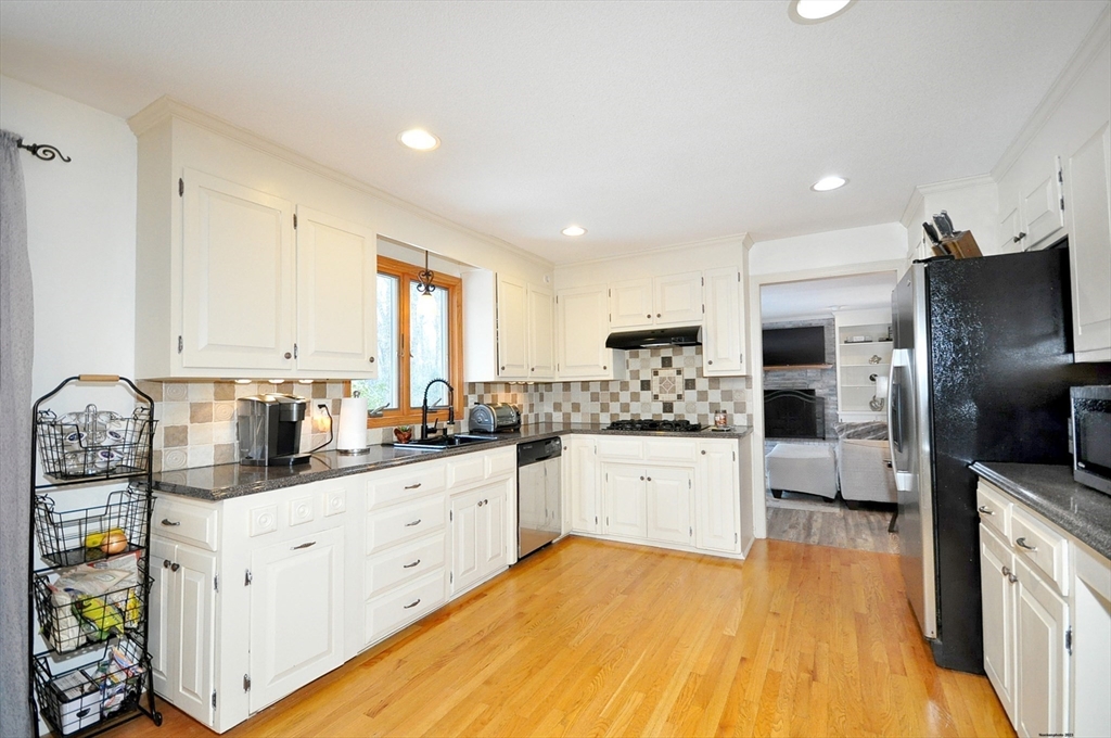 141 Green Hill Road Longmeadow, MA 01106 - Photo 4 of 42 Gallery Image 4