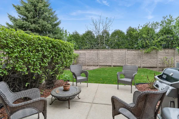 $350,000 | 414 Coventry Circle, Unit 414, Glendale Heights, IL 60139