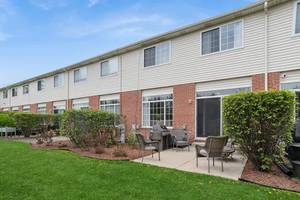 $350,000 | 414 Coventry Circle, Unit 414, Glendale Heights, IL 60139