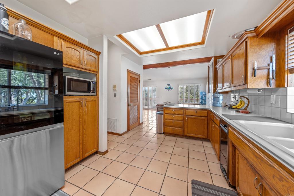 3829 Silverleaf Lane Vista, CA 92084 - Photo 12 of 73