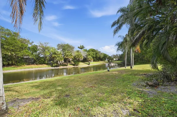 $2,800 | 5550 Coach House Circle, Unit B, Boca Raton, FL 33486