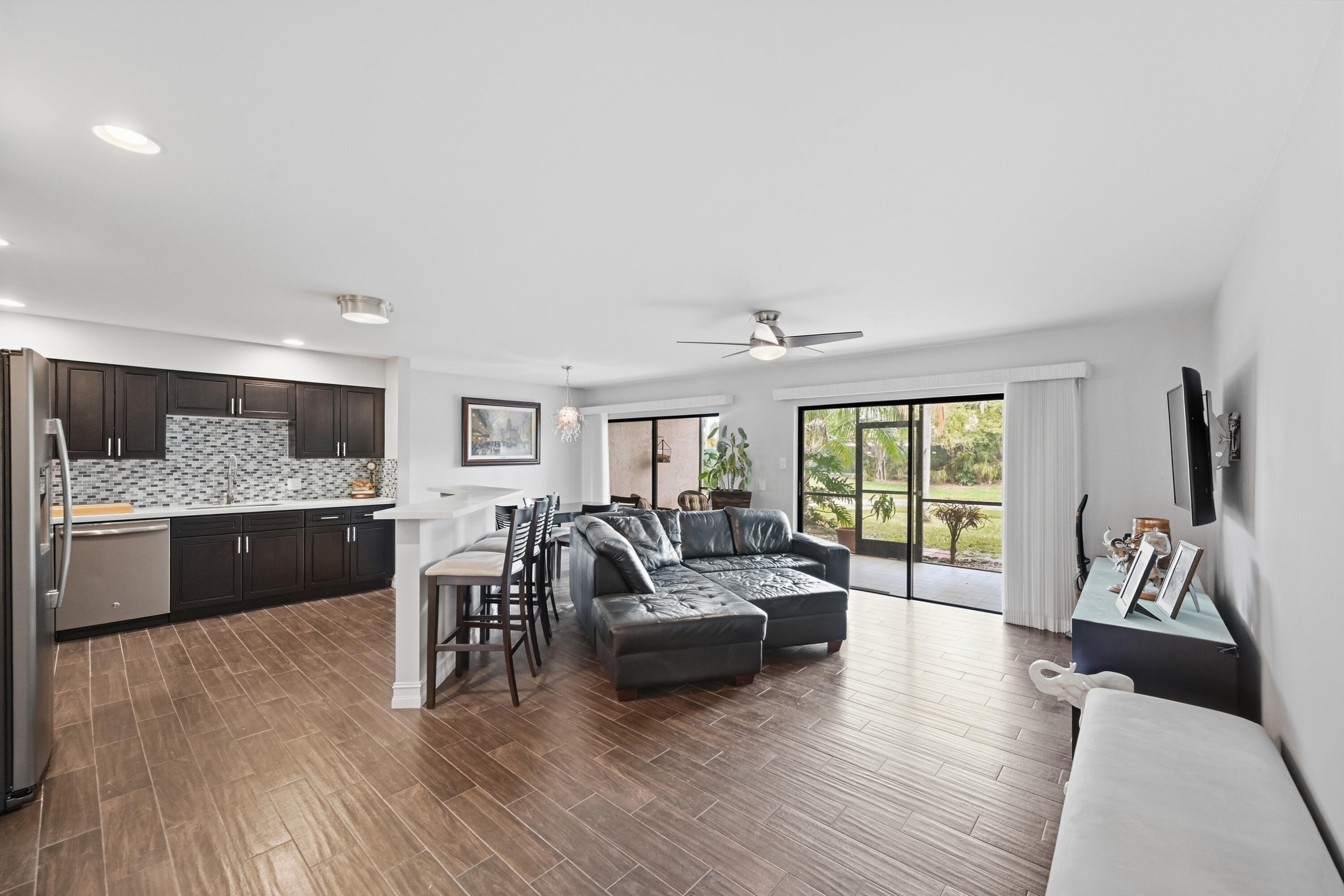 5550 Coach House Circle, Unit B Boca Raton, FL 33486 - Photo 3 of 17 Living Room