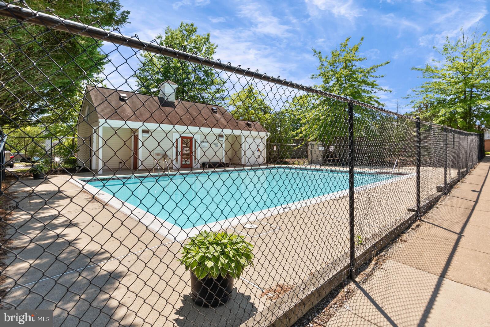 9240 Lorton Valley Road Lorton, VA 22079 - Photo 34 of 35 Community pool