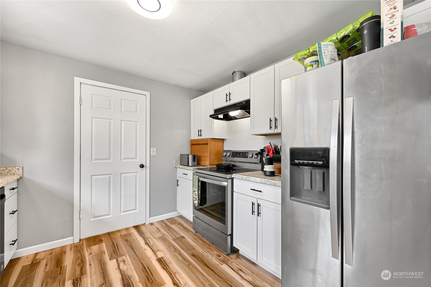 1474 Crestview Road Ferndale, WA 98248 - Photo 10 of 30 a kitchen with stainless steel appliances a refrigerator and a stove