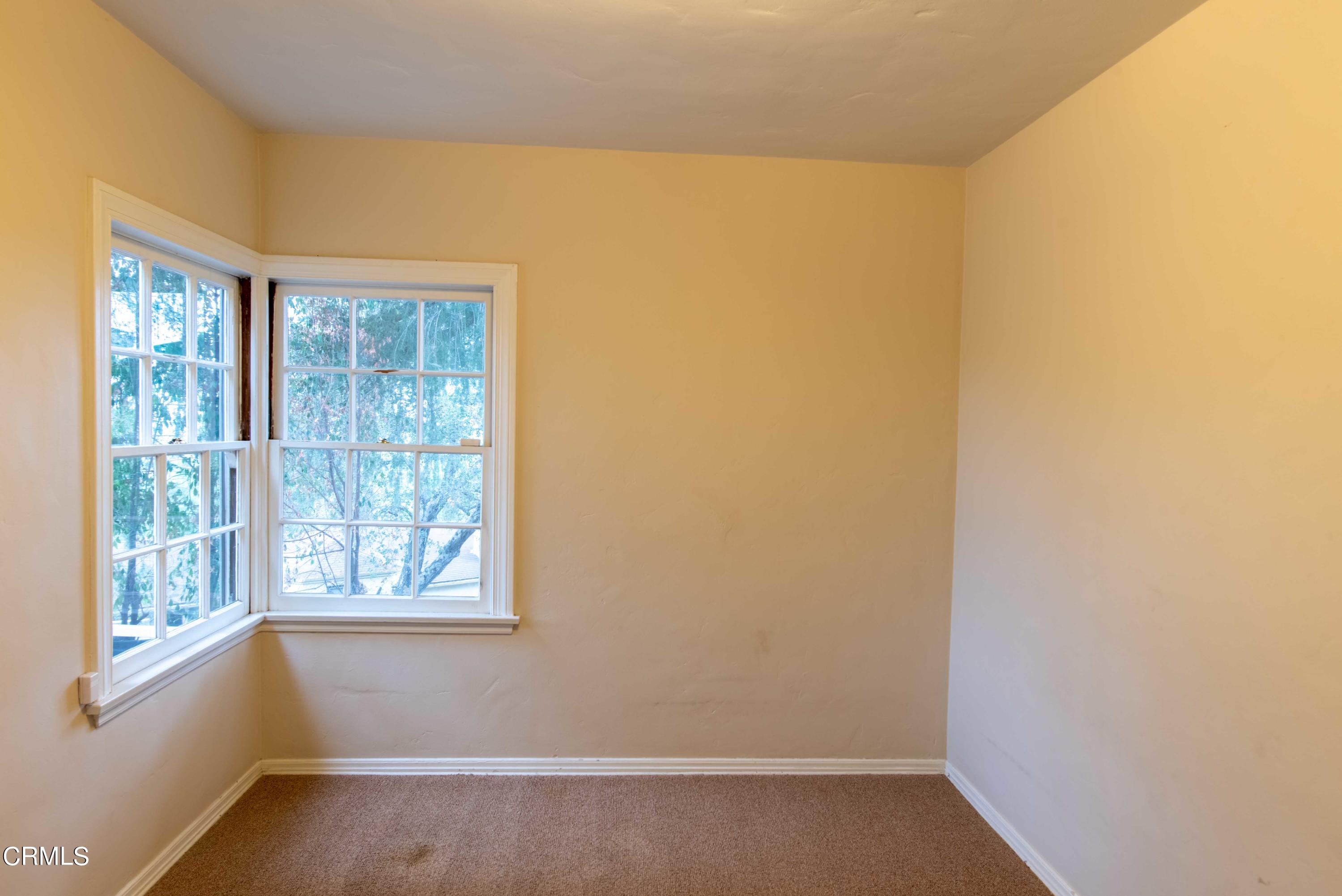 1521 Roca Drive Glendale, CA 91207 - Photo 45 of 54 a small space with a window