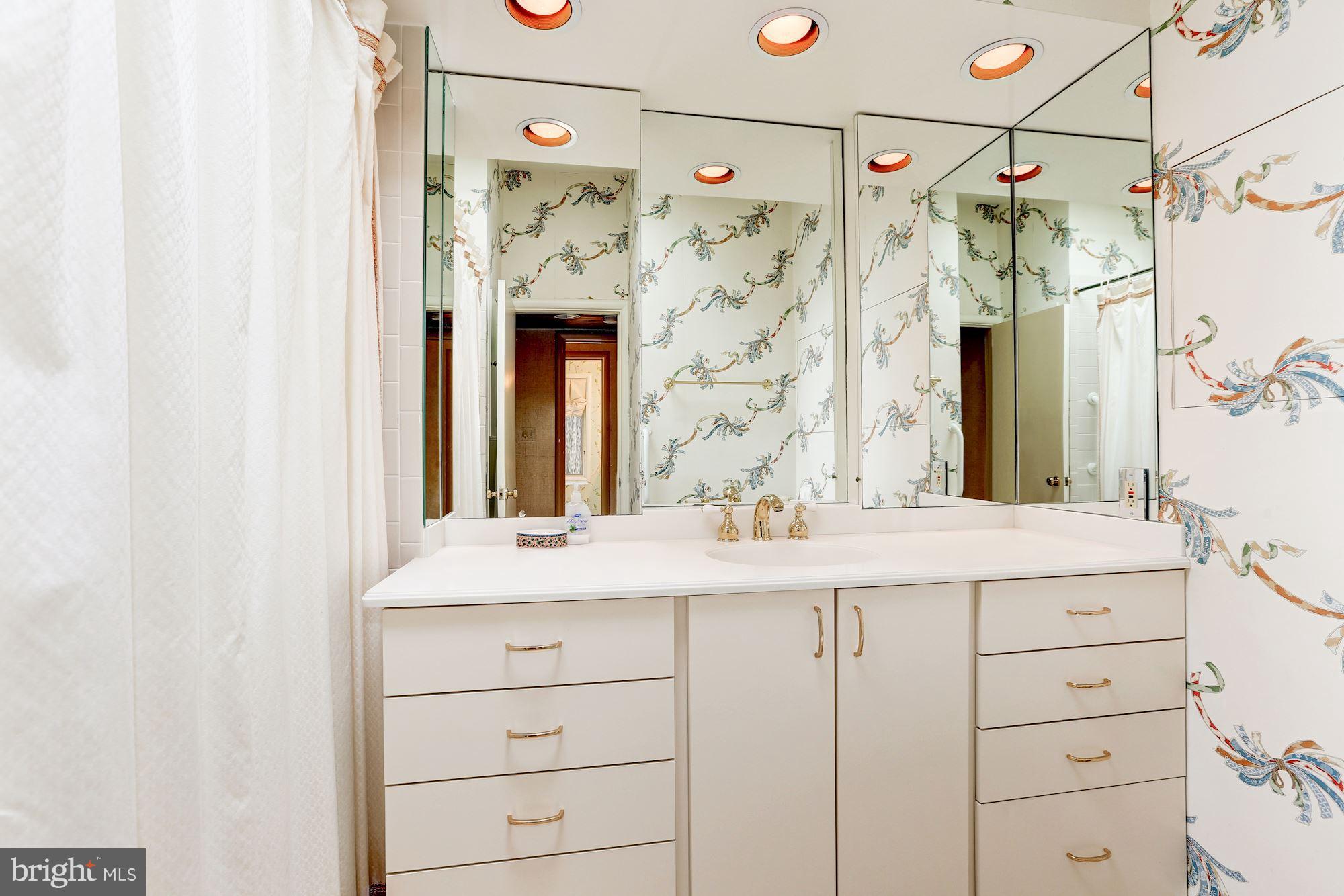 5716 Bent Branch Road Bethesda, MD 20816 - Photo 20 of 30 Main Level - Full Bath