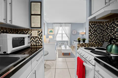 $330,000 | 3030 Collins Avenue, Unit 4E, Miami Beach, FL 33140